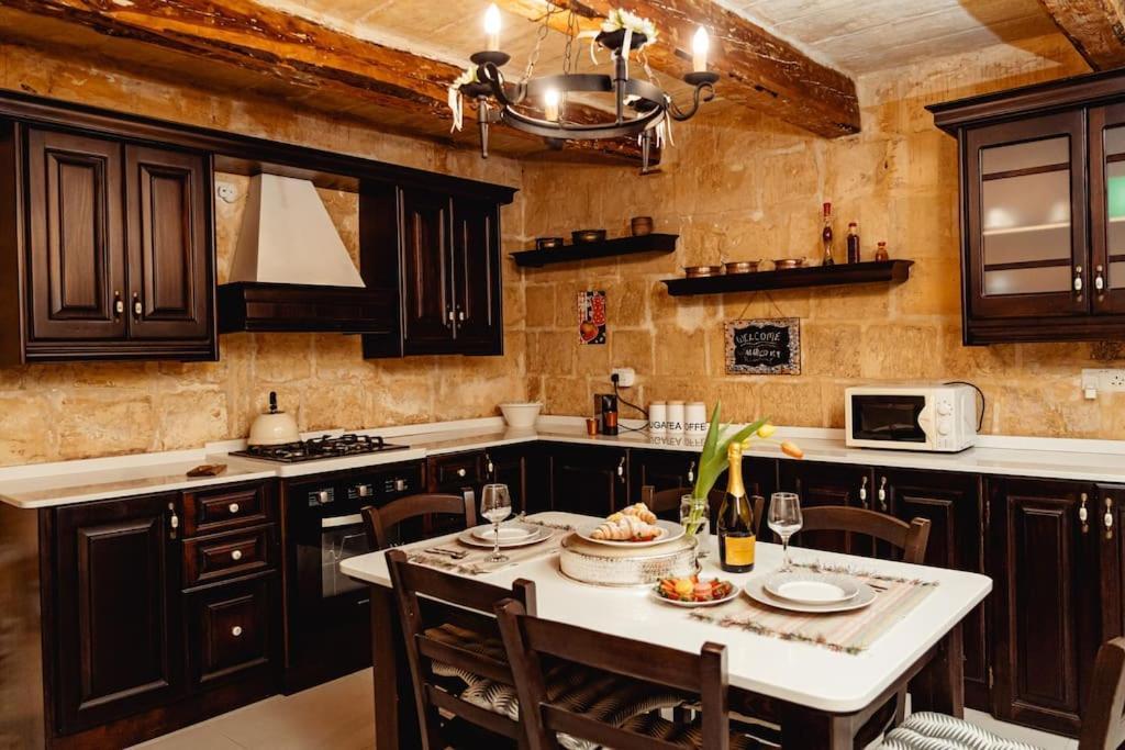 Enchanting 2Bdr Townhouse In Valletta Centre! Valeta Exterior foto