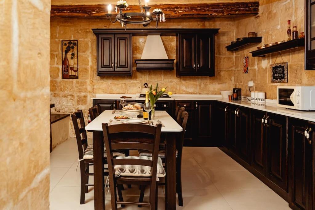 Enchanting 2Bdr Townhouse In Valletta Centre! Valeta Exterior foto