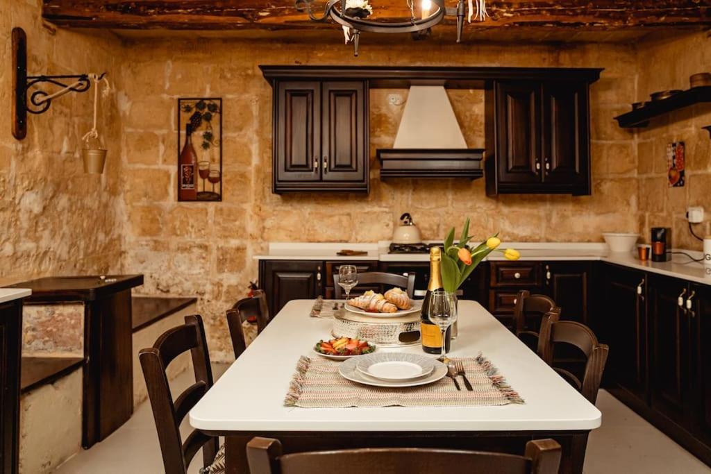 Enchanting 2Bdr Townhouse In Valletta Centre! Valeta Exterior foto